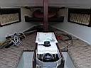 L'interieur avec la table, l'evier et le winch pour la drive